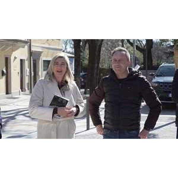 L'assessore regionale alle Infrastrutture e territorio Cristina Amirante durante il sopralluogo alla nuova piazza di Aurisina assieme al sindaco di Duino Aurisina (Devin Nabrezina) Igor Gabrovec. - L'assessore regionale alle Infrastrutture e territorio Cristina Amirante durante il sopralluogo alla nuova piazza di Aurisina assieme al sindaco di Duino Aurisina (Devin Nabrezina) Igor Gabrovec.