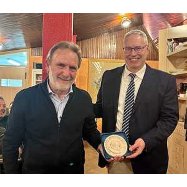 La consegna del sigillo del Consiglio regionale da parte del presidente Mauro Bordin (a destra) al presidente dell'associazione Pescatori al Mare, Amerigo Pozzatello - La consegna del sigillo del Consiglio regionale da parte del presidente Mauro Bordin (a destra) al presidente dell'associazione Pescatori al Mare, Amerigo Pozzatello