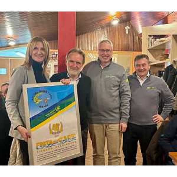 Da sinistra il sindaco Laura Giorgi, il presidente associazione Pescatori al Mare, Amerigo Pozzatello, il presidente del Cr Mauro Bordin e Giorgio Ardito presidente di Lignano Pineta srl - Da sinistra il sindaco Laura Giorgi, il presidente associazione Pescatori al Mare, Amerigo Pozzatello, il presidente del Cr Mauro Bordin e Giorgio Ardito presidente di Lignano Pineta srl