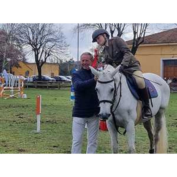 Lassessore alla Difesa dellambiente Fabio Scoccimarro premia un'amazzone. - Lassessore alla Difesa dellambiente Fabio Scoccimarro premia un'amazzone.