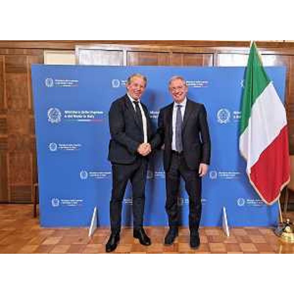 Stretta di mano tra il ministro Adolfo Urso e l'assessore regionale Fabio Scoccimarro al termine dell'incontro svoltosi oggi a Roma nella sede del Mimit - Stretta di mano tra il ministro Adolfo Urso e l'assessore regionale Fabio Scoccimarro al termine dell'incontro svoltosi oggi a Roma nella sede del Mimit