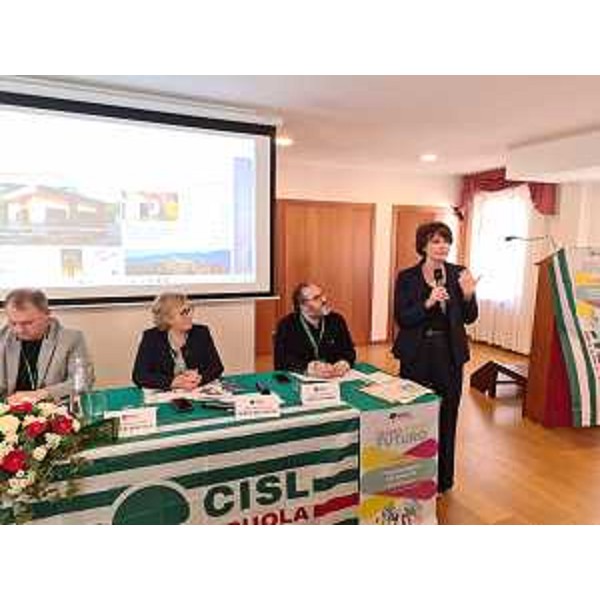 L'assessore regionale Alessia Rosolen nel suo intervento al congresso regionale della Cisl Scuola - L'assessore regionale Alessia Rosolen nel suo intervento al congresso regionale della Cisl Scuola