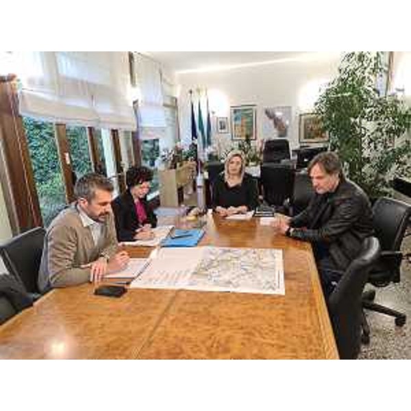 L'assessore regionale Cristina Amirante, al centro, con il sindaco di Azzano Decimo Massimo Piccini e i vertici di Edr Pordenone - L'assessore regionale Cristina Amirante, al centro, con il sindaco di Azzano Decimo Massimo Piccini e i vertici di Edr Pordenone