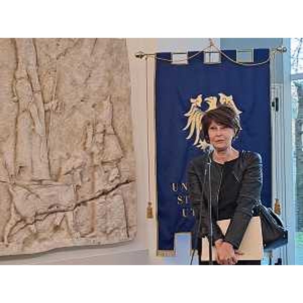 L'assessore regionale all'Istruzione, Università e ricerca Alessia Rosolen accanto alla riproduzione di uno dei bassorilievi assiri. - L'assessore regionale all'Istruzione, Università e ricerca Alessia Rosolen accanto alla riproduzione di uno dei bassorilievi assiri.