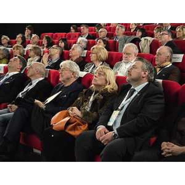 Il consigliere Bernardis primo da destra nei posti riservati alle autorità al palazzo del Cinema - Il consigliere Bernardis primo da destra nei posti riservati alle autorità al palazzo del Cinema