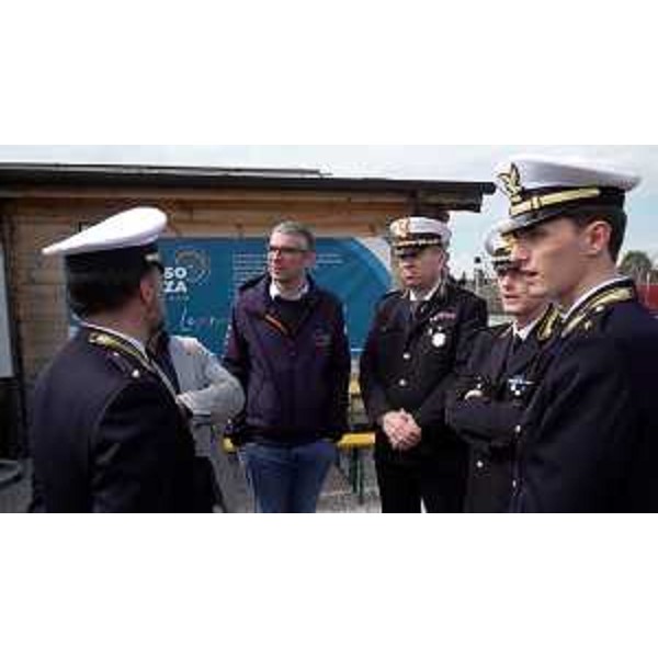 L'assessore assieme a un gruppo di comandanti della Polizia della locale - L'assessore assieme a un gruppo di comandanti della Polizia della locale