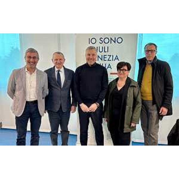 Lassessore regionale alle Attività produttive e Turismo Sergio Emidio Bini (al centro) con il sindaco di Maniago Umberto Scarabello (secondo da sinistra) e altri esponenti dell'amministrazione locale. - Lassessore regionale alle Attività produttive e Turismo Sergio Emidio Bini (al centro) con il sindaco di Maniago Umberto Scarabello (secondo da sinistra) e altri esponenti dell'amministrazione locale.