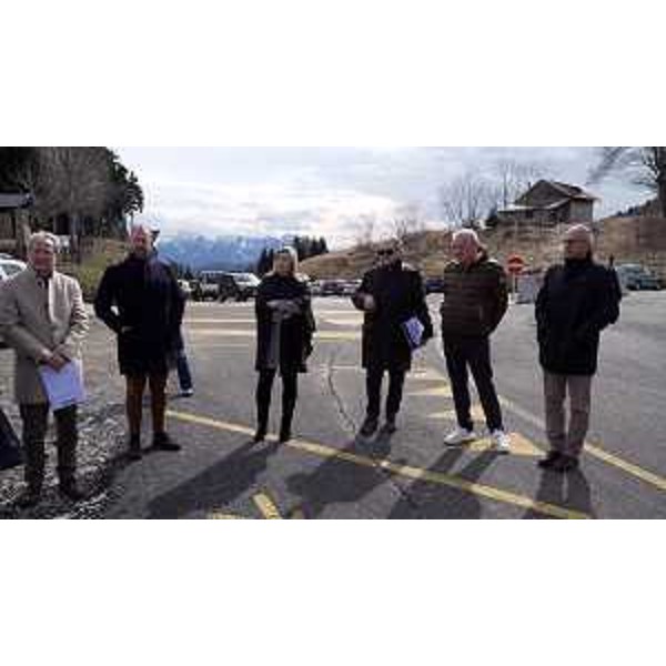 Lassessore regionale a Infrastrutture e territorio Cristina Amirante con i tecnici durante il sopralluogo all'area di accesso allo Zoncolan a Sutrio - Lassessore regionale a Infrastrutture e territorio Cristina Amirante con i tecnici durante il sopralluogo all'area di accesso allo Zoncolan a Sutrio