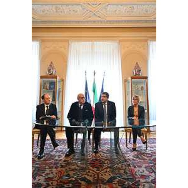 Lassessore regionale alle Finanze Barbara Zilli allincontro con il vicecommissario per la Coesione e le Riforme presso la Commissione europea Raffaele Fitto, che si è tenuto nel municipio di Gorizia alla presenza del sindaco Rodolfo Ziberna, del ministro per i Rapporti con il Parlamento Luca Ciriani e del presidente del Gect Paolo Petiziol, a margine dellevento di apertura di Interreg Go! in svolgimento al Teatro Verdi. - Lassessore regionale alle Finanze Barbara Zilli allincontro con il vicecommissario per la Coesione e le Riforme presso la Commissione europea Raffaele Fitto, che si è tenuto nel municipio di Gorizia alla presenza del sindaco Rodolfo Ziberna, del ministro per i Rapporti con il Parlamento Luca Ciriani e del presidente del Gect Paolo Petiziol, a margine dellevento di apertura di Interreg Go! in svolgimento al Teatro Verdi. 