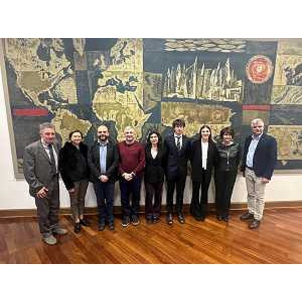 Foto di gruppo per la presentazione di Obermun, con l'assessore Alessia Rosolen (seconda da destra nella foto) - Foto di gruppo per la presentazione di Obermun, con l'assessore Alessia Rosolen (seconda da destra nella foto)