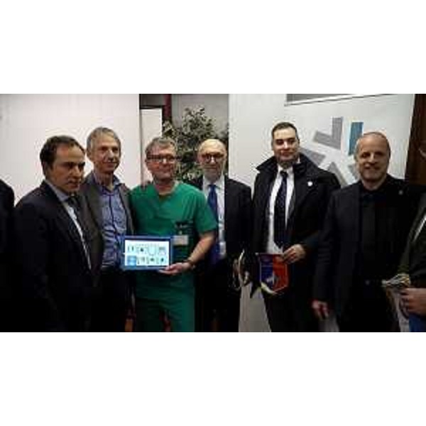 L'assessore Riccardi in occasione della donazione del comunicatore "DiCo 1.000" da parte dei Lions Club alla Terapia intensiva di Tolmezzo - L'assessore Riccardi in occasione della donazione del comunicatore "DiCo 1.000" da parte dei Lions Club alla Terapia intensiva di Tolmezzo