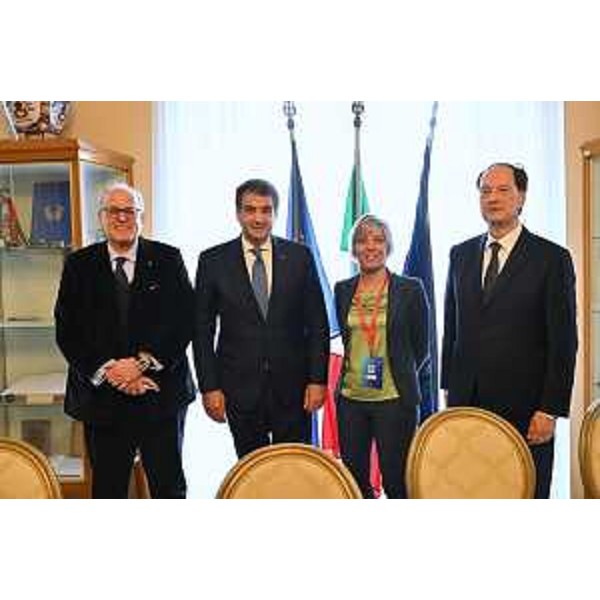 Lassessore regionale alle Finanze Barbara Zilli allincontro con il vicepresidente della Commissione europea Raffaele Fitto, che si è tenuto nel municipio di Gorizia alla presenza del sindaco Rodolfo Ziberna, del ministro per i Rapporti con il Parlamento Luca Ciriani e del presidente del Gect Paolo Petiziol, a margine dellevento di apertura di Interreg Go! in svolgimento al Teatro Verdi. - Lassessore regionale alle Finanze Barbara Zilli allincontro con il vicepresidente della Commissione europea Raffaele Fitto, che si è tenuto nel municipio di Gorizia alla presenza del sindaco Rodolfo Ziberna, del ministro per i Rapporti con il Parlamento Luca Ciriani e del presidente del Gect Paolo Petiziol, a margine dellevento di apertura di Interreg Go! in svolgimento al Teatro Verdi. 