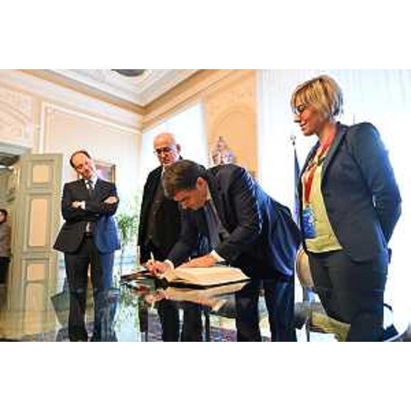 Lassessore regionale alle Finanze Barbara Zilli allincontro con il vicepresidente della Commissione europea Raffaele Fitto, che si è tenuto nel municipio di Gorizia alla presenza del sindaco Rodolfo Ziberna, del ministro per i Rapporti con il Parlamento Luca Ciriani e del presidente del Gect Paolo Petiziol, a margine dellevento di apertura di Interreg Go! in svolgimento al Teatro Verdi. - Lassessore regionale alle Finanze Barbara Zilli allincontro con il vicepresidente della Commissione europea Raffaele Fitto, che si è tenuto nel municipio di Gorizia alla presenza del sindaco Rodolfo Ziberna, del ministro per i Rapporti con il Parlamento Luca Ciriani e del presidente del Gect Paolo Petiziol, a margine dellevento di apertura di Interreg Go! in svolgimento al Teatro Verdi. 