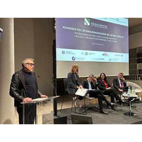 L'assessore alle Attività produttive del Friuli Venezia Giulia Sergio Emidio Bini, negli spazi di Torre Santa Maria, sede di Confindustria Udine, alla tappa regionale del Roadshow "Internazionalizzazione e nuovi equilibri geopolitici: strategie e strumenti per affrontare le sfide globali" - L'assessore alle Attività produttive del Friuli Venezia Giulia Sergio Emidio Bini, negli spazi di Torre Santa Maria, sede di Confindustria Udine, alla tappa regionale del Roadshow "Internazionalizzazione e nuovi equilibri geopolitici: strategie e strumenti per affrontare le sfide globali"