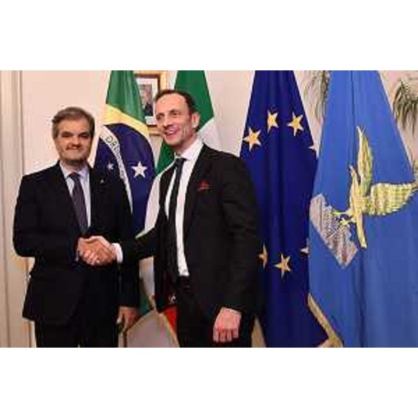 Il governatore del Friuli Venezia Giulia Massimiliano Fedriga con lambasciatore del Brasile in Italia Renato Mosca de Souza. - Il governatore del Friuli Venezia Giulia Massimiliano Fedriga con lambasciatore del Brasile in Italia Renato Mosca de Souza.