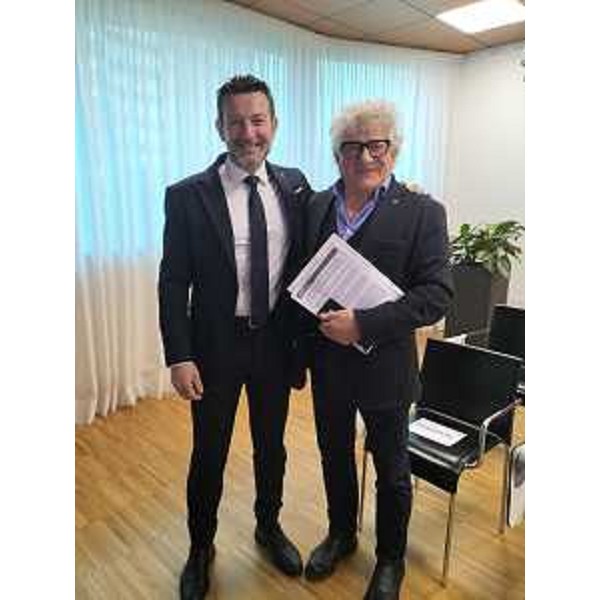 Da sinistra il designer Stefano Borella e Elia Miani (Lega) - Da sinistra il designer Stefano Borella e Elia Miani (Lega)