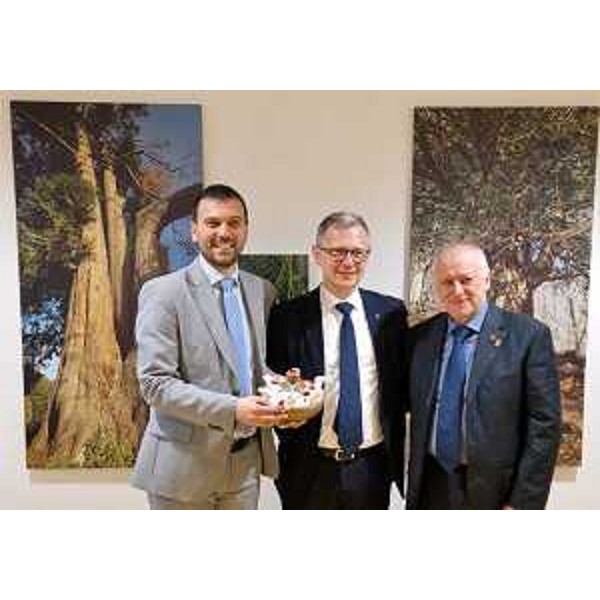 Lassessore regionale alle Risorse agroalimentari, forestali e ittiche Stefano Zannier (al centro) con lassessore allagricoltura della Valle dAosta Marco Carrel e il neo presidente del Cervim Nicola Abbrescia - Lassessore regionale alle Risorse agroalimentari, forestali e ittiche Stefano Zannier (al centro) con lassessore allagricoltura della Valle dAosta Marco Carrel e il neo presidente del Cervim Nicola Abbrescia