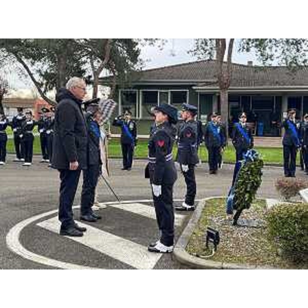 Il presidente del Cr Fvg, Mauro Bordin, e il comandante del 2° Stormo, col. Giovanni Lodato, rendono gli Onori ai caduti - Il presidente del Cr Fvg, Mauro Bordin, e il comandante del 2° Stormo, col. Giovanni Lodato, rendono gli Onori ai caduti 