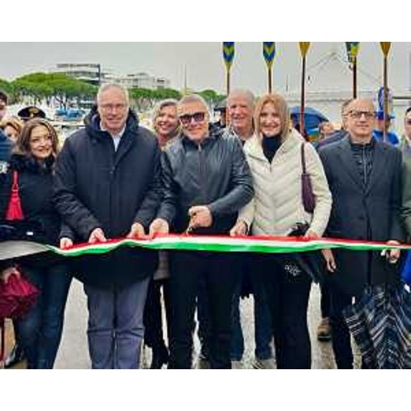 Il momento del taglio del nastro, da destra: il sindaco di Latisana, Lanfranco Sette, il sindaco di Lignano Sabbiadoro, Laura Giorgi, l'assessore regionale alle Attività produttive, Sergio Emidio Bini, il presidente del Consiglio regionale del Friuli Venezia Giulia, Mauro Bordin, e la consigliera regionale Maddalena Spagnolo. - Il momento del taglio del nastro, da destra: il sindaco di Latisana, Lanfranco Sette, il sindaco di Lignano Sabbiadoro, Laura Giorgi, l'assessore regionale alle Attività produttive, Sergio Emidio Bini, il presidente del Consiglio regionale del Friuli Venezia Giulia, Mauro Bordin, e la consigliera regionale Maddalena Spagnolo.