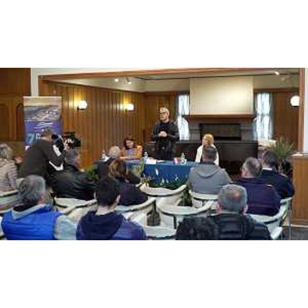 Una fase dell'incontro svoltosi a Lignano per illustrare la nuova legge regionale sulla nautica - Una fase dell'incontro svoltosi a Lignano per illustrare la nuova legge regionale sulla nautica