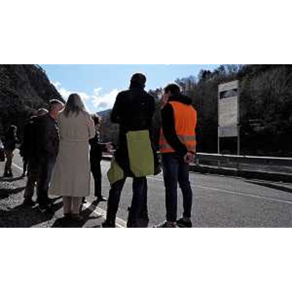 Una fase del sopralluogo copmpiuto dall'assesore regionale Cristina Amirante al cantiere lungo la Sp251 a Barcis - Una fase del sopralluogo copmpiuto dall'assesore regionale Cristina Amirante al cantiere lungo la Sp251 a Barcis