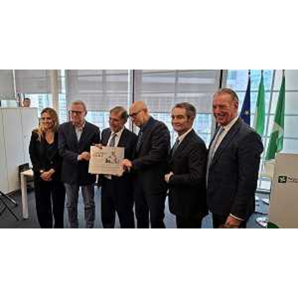 L'assessore regionale alle Difesa dell'ambiente, energia e sviluppo sostenibile Fabio Scoccimarro (primo a dx) alla presentazione a Milano della seconda edizione del Premio Giornalistico per giovani cronisti under 40 "Almerigo Grilz". - L'assessore regionale alle Difesa dell'ambiente, energia e sviluppo sostenibile Fabio Scoccimarro (primo a dx) alla presentazione a Milano della seconda edizione del Premio Giornalistico per giovani cronisti under 40 "Almerigo Grilz".