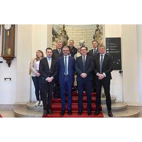 L'assessore Roberti (al centro) con le altre autorità presenti. - L'assessore Roberti (al centro) con le altre autorità presenti.