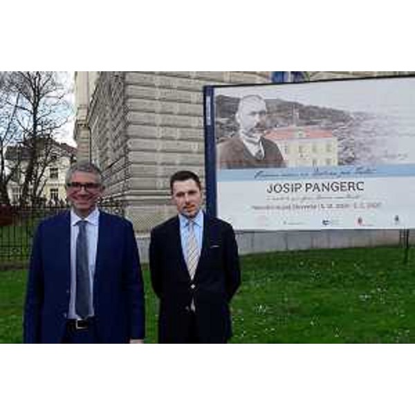 L'assessore Roberti insieme a Marco Manin dellIstituto mitteleuropeo di storia e cultura Josip Pangerc. - L'assessore Roberti insieme a Marco Manin dellIstituto mitteleuropeo di storia e cultura Josip Pangerc.