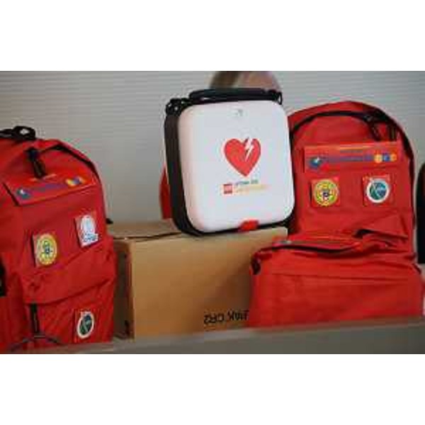 Uno dei defibrillatori messi a disposzione dal'istituto di credito regionale - Uno dei defibrillatori messi a disposzione dal'istituto di credito regionale