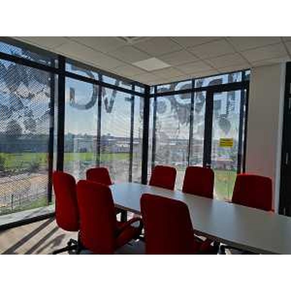 Una della sale interne al moderno edificio che risponde a elevati criteri di risparmio energetico - Una della sale interne al moderno edificio che risponde a elevati criteri di risparmio energetico