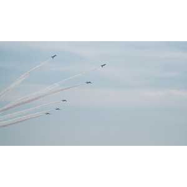 Una delle figure acrobatiche durante il volo della Pattuglia delle Frecce Tricolori sui cieli della Base di Aviano - Una delle figure acrobatiche durante il volo della Pattuglia delle Frecce Tricolori sui cieli della Base di Aviano