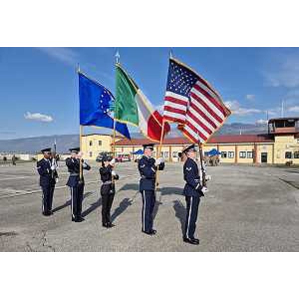 Il picchetto d'onore apre alla manifestazione aerea nell'Aeroporto "Pagliano e Gori" di Aviano - Il picchetto d'onore apre alla manifestazione aerea nell'Aeroporto "Pagliano e Gori" di Aviano