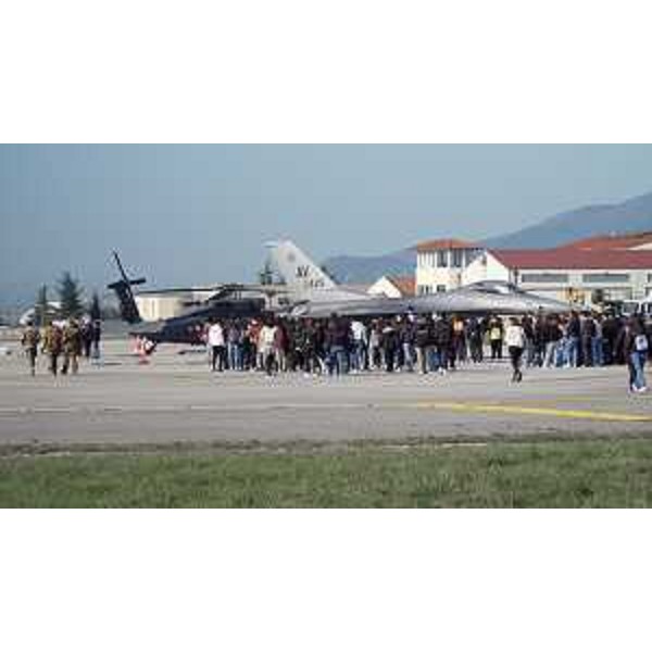 Un caccia F16 del 31esimo Fighter Wing e un elicottero in mostra statica sulla pista dell'aerobase di Aviano - Un caccia F16 del 31esimo Fighter Wing e un elicottero in mostra statica sulla pista dell'aerobase di Aviano