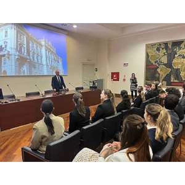 I giovani del progetto 'Origini Italia' nel palazzo della Regione - I giovani del progetto 'Origini Italia' nel palazzo della Regione