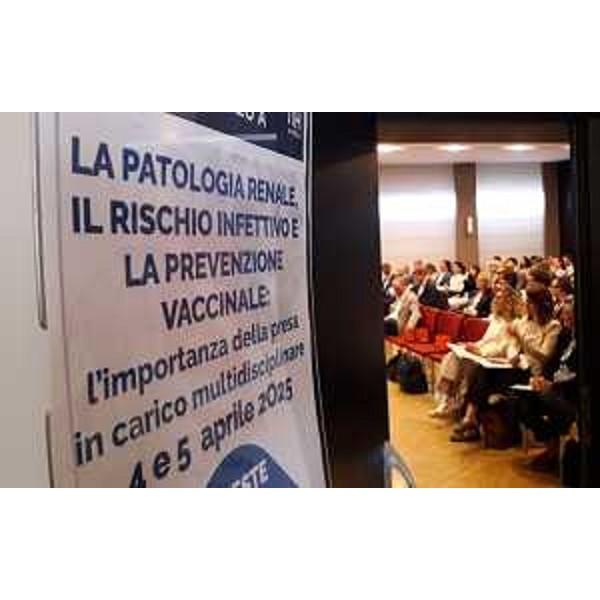 Una foto del convegno "La patologia renale, il rischio infettivo e la prevenzione vaccinale: limportanza della presa in carico multidisciplinare". - Una foto del convegno "La patologia renale, il rischio infettivo e la prevenzione vaccinale: limportanza della presa in carico multidisciplinare".