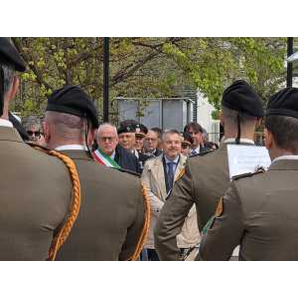 Il consigliere Bernardis (Fp) accanto al sindaco di Gorizia in un altro momento della cerimonia - Il consigliere Bernardis (Fp) accanto al sindaco di Gorizia in un altro momento della cerimonia