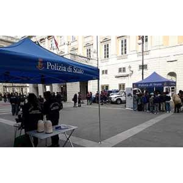 Gli stand della Polizia allestiti in piazza Verdi a Trieste. - Gli stand della Polizia allestiti in piazza Verdi a Trieste.
