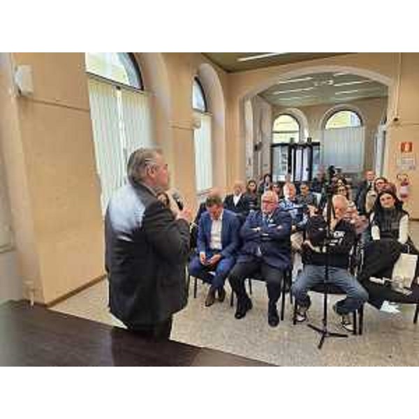 Il consigliere regionale Diego Bernardis (Fp) durante il suo intervento - Il consigliere regionale Diego Bernardis (Fp) durante il suo intervento