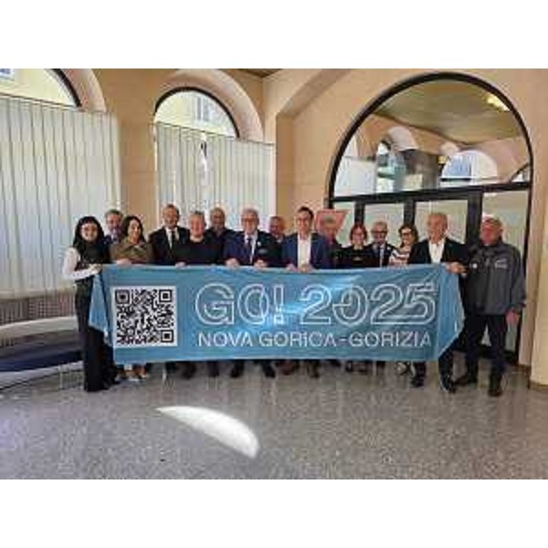 Foto di gruppo presso la sala Dora Bassi di Gorizia. Nella foto troviamo anche i sindaci di Gorizia e Nova Gorica, Rodolfo Ziberna e Samo Turel, oltreché la presidente di Barraonda, Sofia Provvidenti. - Foto di gruppo presso la sala Dora Bassi di Gorizia. Nella foto troviamo anche i sindaci di Gorizia e Nova Gorica, Rodolfo Ziberna e Samo Turel, oltreché la presidente di Barraonda, Sofia Provvidenti. 