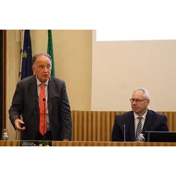Il presidente Bordin al tavolo dei relatori accanto a Giuseppe Napoli (a sinistra), presidente di Federsanità Anci Fvg - Il presidente Bordin al tavolo dei relatori accanto a Giuseppe Napoli (a sinistra), presidente di Federsanità Anci Fvg