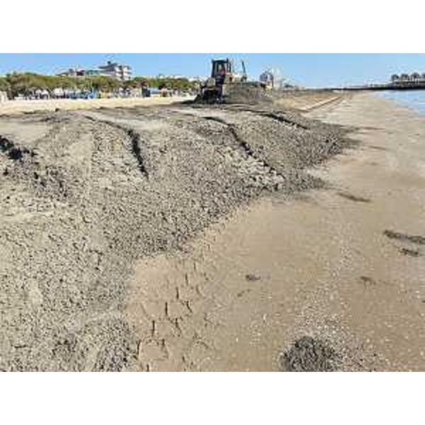 Un momento dei lavori di rimpascimento a Lignano - Un momento dei lavori di rimpascimento a Lignano
