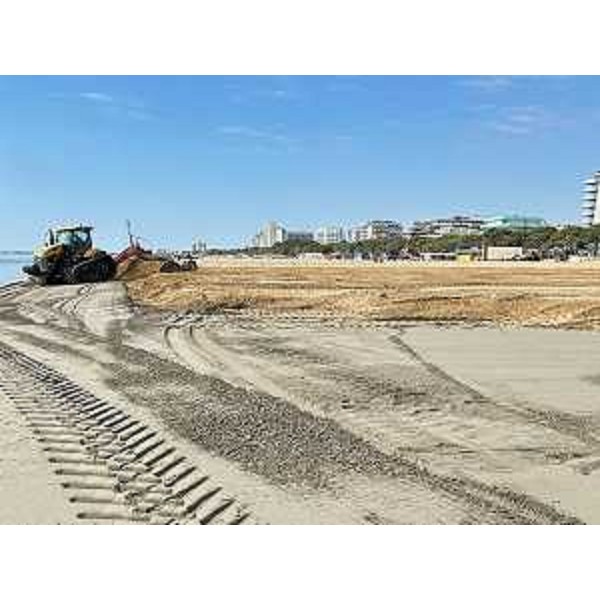 Un momento dei lavori di rimpascimento a Lignano - Un momento dei lavori di rimpascimento a Lignano