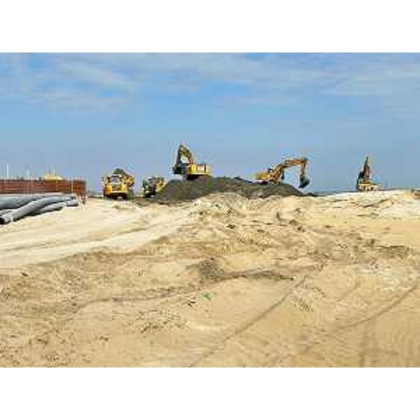 Un momento dei lavori di rimpascimento a Lignano - Un momento dei lavori di rimpascimento a Lignano