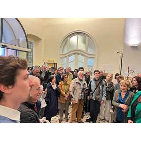 Un'immagine della folta presenza di pubblico al vernissage - Un'immagine della folta presenza di pubblico al vernissage