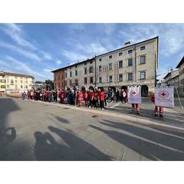 Gli studenti partecipanti alla manifestazione schierati in piazza del popolo a San Vito al Tagliamento - Gli studenti partecipanti alla manifestazione schierati in piazza del popolo a San Vito al Tagliamento