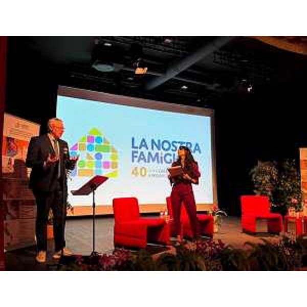 Il palco dell'auditorium Elio Venier di Pasian di Prato durante l'evento dell'associazione La nostra famiglia - Il palco dell'auditorium Elio Venier di Pasian di Prato durante l'evento dell'associazione La nostra famiglia