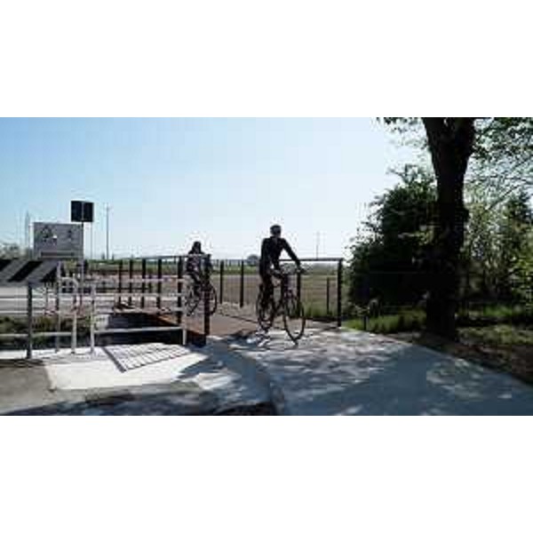 Il tracciato di raccordo tra l'abitato di Lauzacco e la ciclovia Alpe Adria - Il tracciato di raccordo tra l'abitato di Lauzacco e la ciclovia Alpe Adria