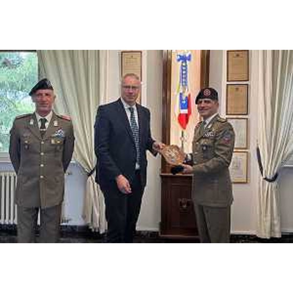 Il presidente del Cr Fvg, Mauro Bordin (al centro), con i vertici del reggimento "Lancieri di Novara" - Il presidente del Cr Fvg, Mauro Bordin (al centro), con i vertici del reggimento "Lancieri di Novara"