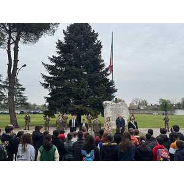 Un altro momento della cerimonia alla presenza degli studenti - Un altro momento della cerimonia alla presenza degli studenti 