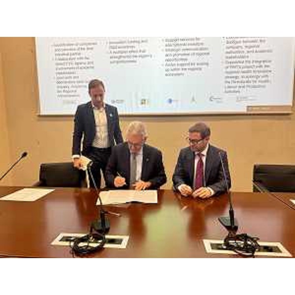 La firma dell'accordo di collaborazione tra Università di Trieste e Pmt - La firma dell'accordo di collaborazione tra Università di Trieste e Pmt